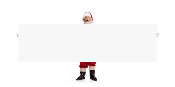 Feliz Santa Claus apuntando en el fondo del banner de publicidad en blanco con espacio de copia. Santa Claus sonriente señalando en blanco signo en blanco —  Fotos de Stock