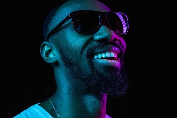 Retrato Cerca Joven Feliz Hombre Africano Sonriente Gafas Sol Estudio —  Fotos de Stock