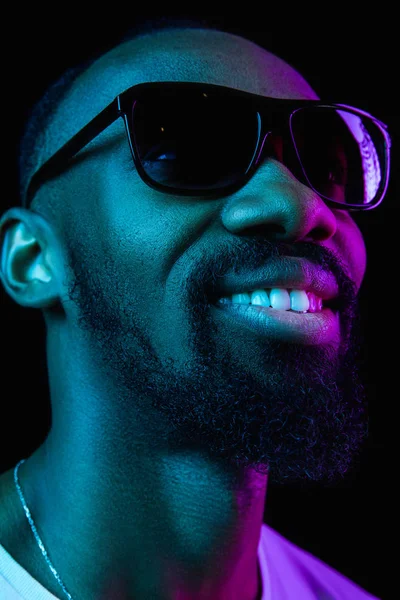 Retrato Cerca Joven Feliz Hombre Africano Sonriente Gafas Sol Estudio —  Fotos de Stock