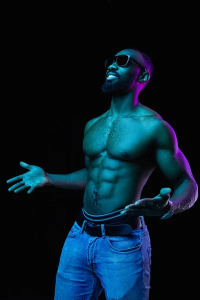 Närbild Porträtt Ung Naken Glada Leende Afrikanska Man Solglasögon Studio — Stockfoto
