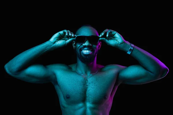 Primer Plano Retrato Joven Desnudo Feliz Hombre Africano Sonriente Gafas — Foto de Stock