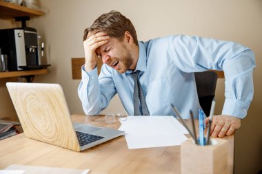 Hasta ve yorgun hissediyorum. Office çalışma evinde otururken kafasını masaj sinirli üzgün mutsuz hasta genç adam. Mevsimsel grip, pandemik influenza, hastalık önleme kavramı