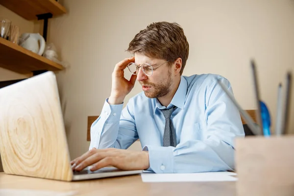 Siento Enfermo Cansado Frustrado Triste Infeliz Joven Enfermo Masajeando Cabeza — Foto de Stock