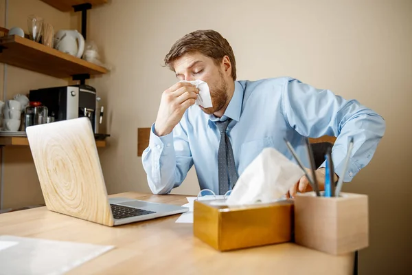 Hombre Enfermo Con Pañuelo Estornudando Nariz Mientras Trabajaba Oficina Hombre —  Fotos de Stock