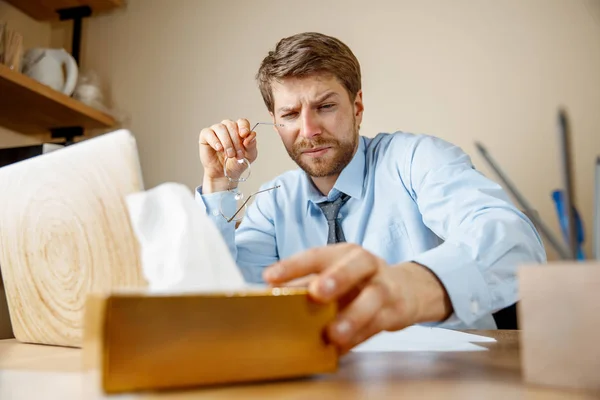 Hombre Enfermo Con Pañuelo Estornudando Nariz Mientras Trabajaba Oficina Hombre —  Fotos de Stock