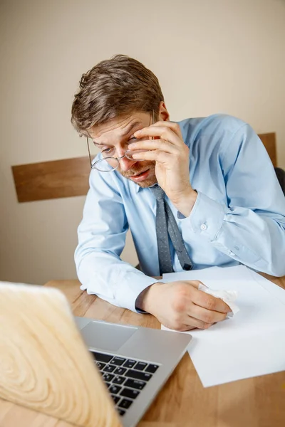 Känna Sig Trött Frustrerad Ledsen Olycklig Sjuk Ung Man Sitter — Stockfoto