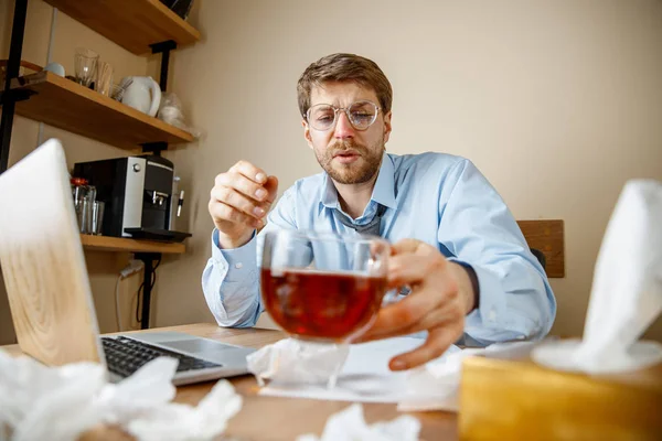 Siento Enfermo Cansado Hombre Con Una Taza Caliente Trabajando Oficina —  Fotos de Stock