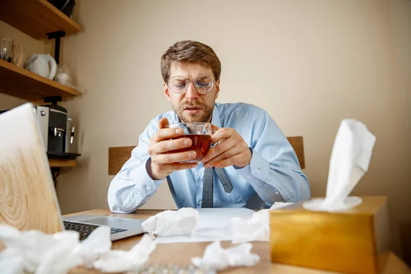 Sentindo Doente Cansado Homem Com Xícara Chá Quente Trabalhando Escritório — Fotografia de Stock