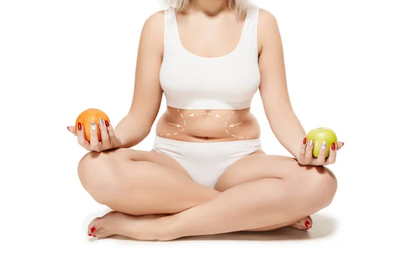 Cuidados Corporais Beleza Mulher Segurando Frutas Maçã Laranja Nas Mãos — Fotografia de Stock