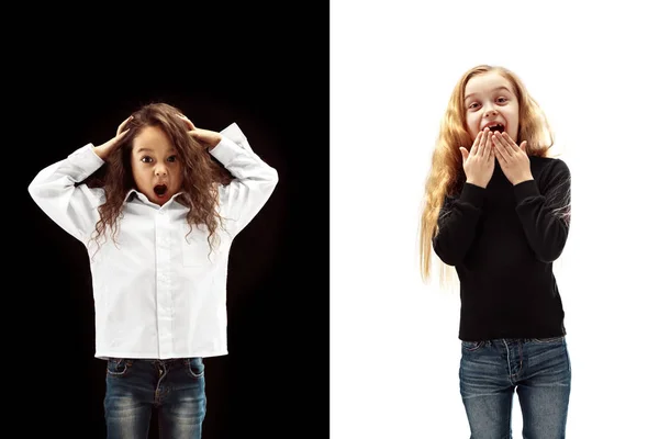 Retrato Duas Meninas Felizes Gritando Fundo Estúdio Branco Preto Conceito — Fotografia de Stock