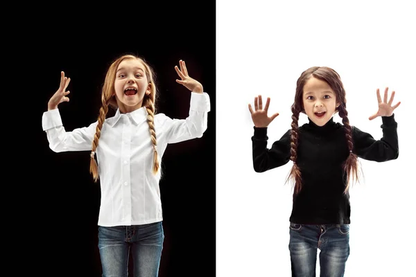 Retrato Duas Meninas Felizes Gritando Fundo Estúdio Branco Preto Conceito — Fotografia de Stock