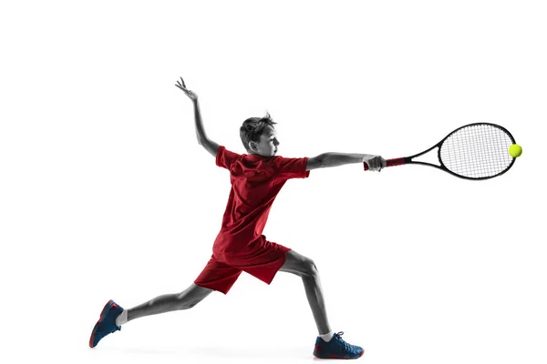 Молодой теннисист изолирован на белом — стоковое фото