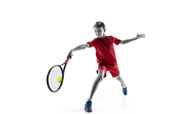 Jugador de tenis joven aislado en blanco — Foto de Stock