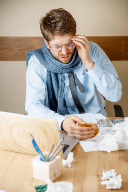 Hasta ve yorgun hissediyorum. Hayal kırıklığına uğramış genç adam kafasını Office çalışma evinde otururken Masaj