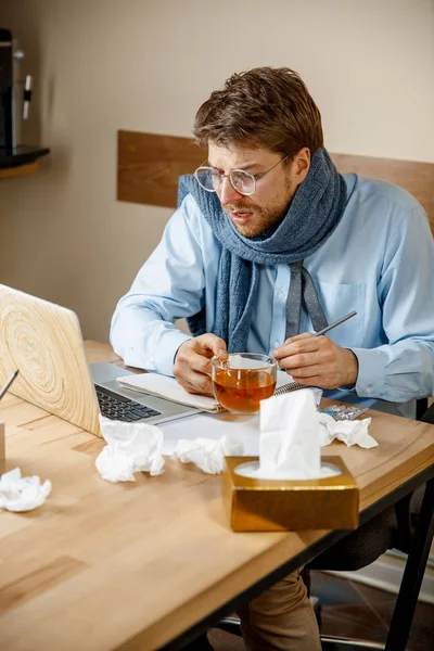 Homem doente enquanto trabalhava no escritório, homem de negócios resfriado, gripe sazonal . — Fotografia de Stock