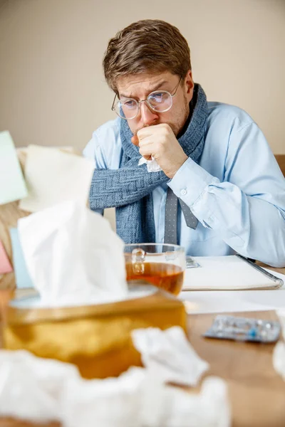 Hombre enfermo mientras trabajaba en la oficina, hombre de negocios atrapado resfriado, gripe estacional . — Foto de Stock
