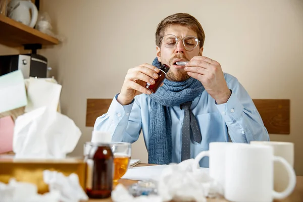Hombre enfermo mientras trabajaba en la oficina, hombre de negocios atrapado resfriado, gripe estacional . —  Fotos de Stock