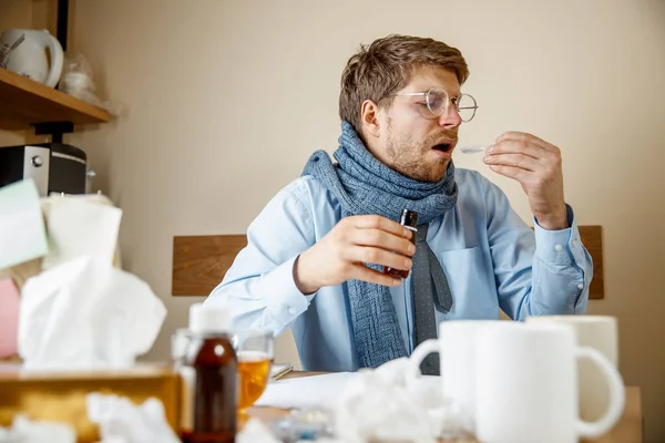 Uomo malato mentre lavorava in ufficio, uomo d'affari preso freddo, influenza stagionale . — Foto Stock