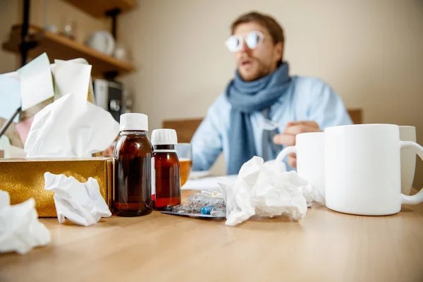 Hombre enfermo mientras trabajaba en la oficina, hombre de negocios atrapado resfriado, gripe estacional . —  Fotos de Stock