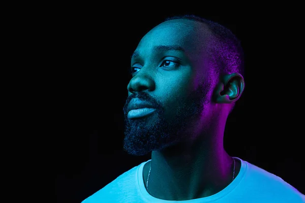 De neon-portret van een jonge lachende Afrikaanse man — Stockfoto