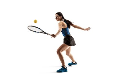 Genç kadın beyaz arka plan üzerinde izole tenis oynamaya tam uzunlukta portresi