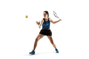 Genç kadın beyaz arka plan üzerinde izole tenis oynamaya tam uzunlukta portresi