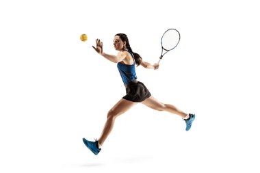 Genç kadın beyaz arka plan üzerinde izole tenis oynamaya tam uzunlukta portresi
