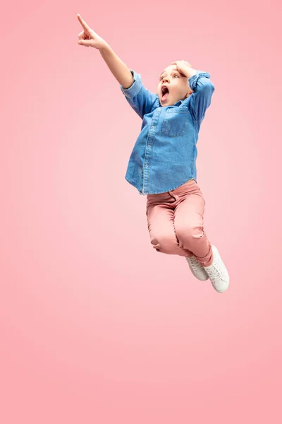 Ευτυχισμένος Καυκάσιος έφηβος κοπέλα πηδώντας στον αέρα, απομονώνονται σε φόντο ροζ στούντιο. — Φωτογραφία Αρχείου