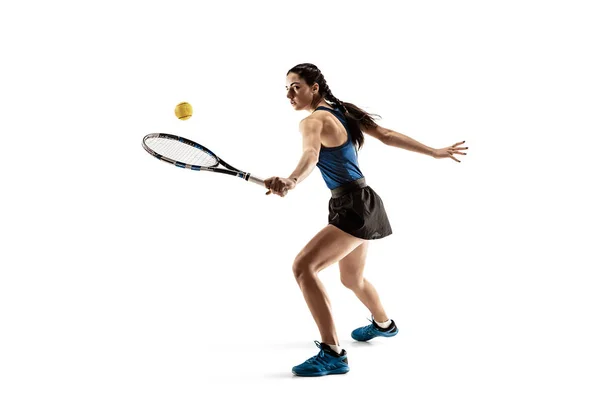 Retrato de larga duración de una joven jugando al tenis Aislada sobre fondo blanco — Foto de Stock