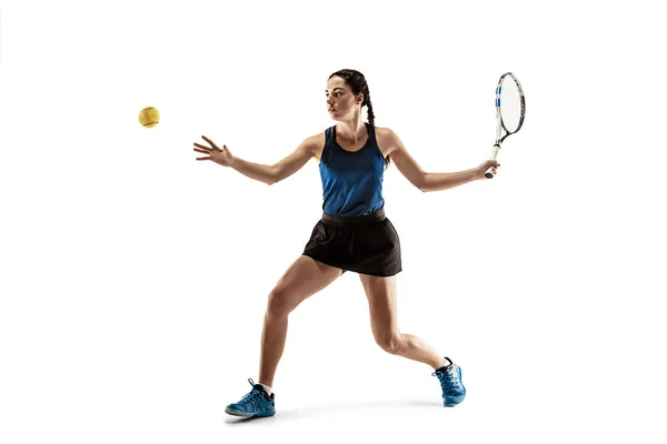 Портрет молодої жінки, яка грає в теніс Ізольовані на білому тлі — стокове фото