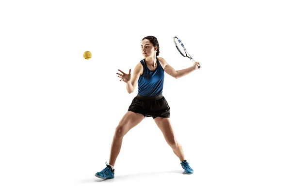 在白色背景查出的打网球的年轻妇女的全长画像 — 图库照片