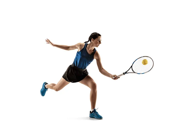 Volledige lengte portret van de jonge vrouw tennissen geïsoleerd op witte achtergrond — Stockfoto