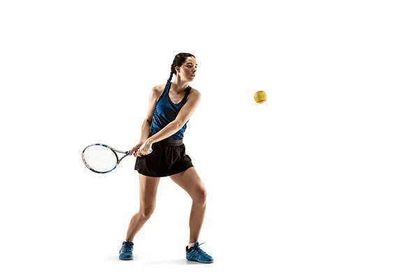 Portrait pleine longueur de jeune femme jouant au tennis isolé sur fond blanc — Photo