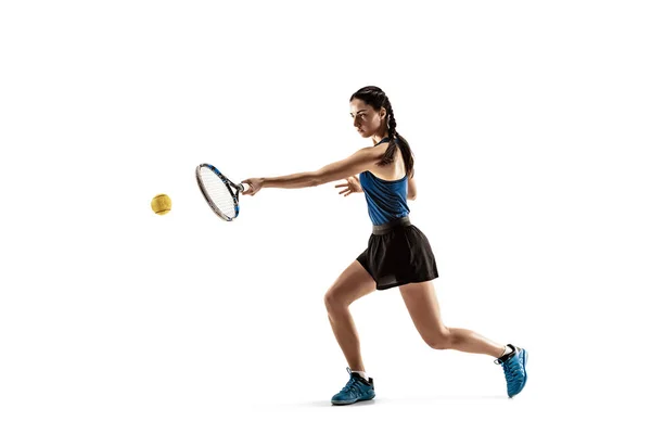 在白色背景查出的打网球的年轻妇女的全长画像 — 图库照片