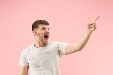 Kazanan başarı adam mutlu kendinden geçmiş bir kazanan olmak kutluyor. Dinamik enerjik görüntü erkek modeli