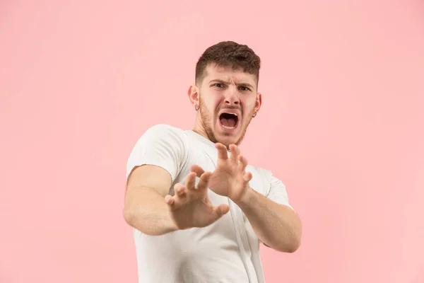 Retrato do homem assustado em rosa — Fotografia de Stock