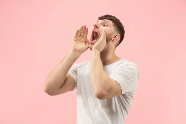 Isolado em rosa jovem casual homem gritando no estúdio — Fotografia de Stock