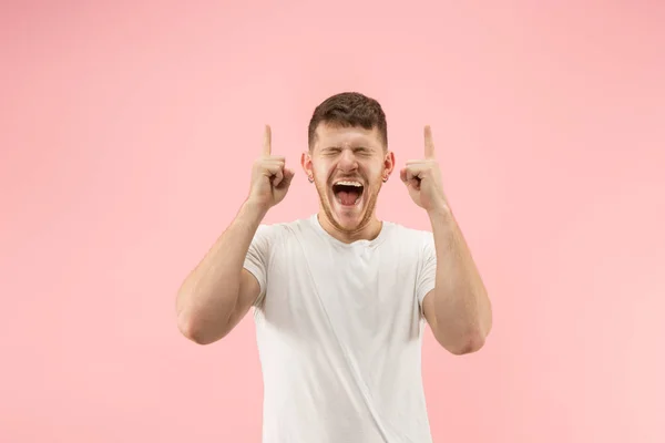 El joven atractivo parece sorprendido aislado en rosa — Foto de Stock