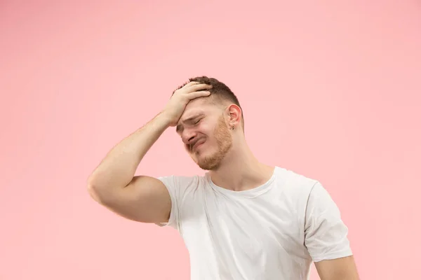 Mann mit Kopfschmerzen. isoliert über rosa Hintergrund. — Stockfoto