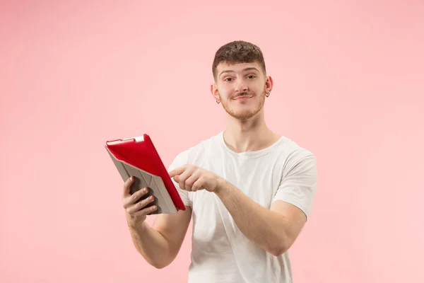 Ritratto di uomo sorridente che punta al computer portatile con schermo bianco isolato su bianco — Foto Stock