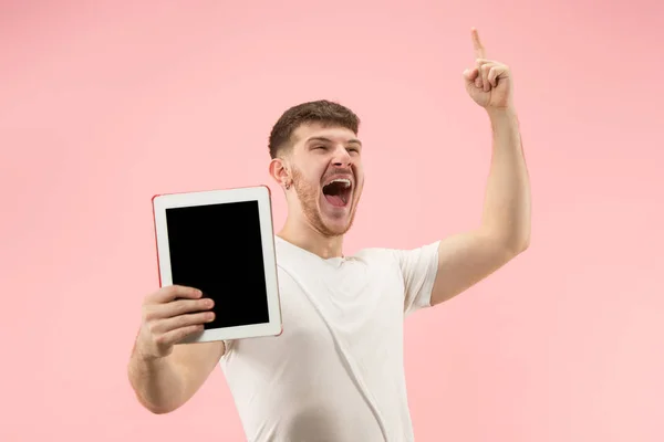 빈 화면 흰색 절연 노트북에서 가리키는 웃는 남자의 초상화 — 스톡 사진