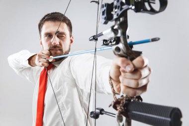 Beyaz arka plan üzerinde izole ok ve yay ile hedef nişan işadamı