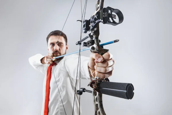 Empresário apontando para o alvo com arco e flecha, isolado em fundo branco — Fotografia de Stock