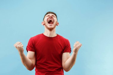 Kazanan başarı adam mutlu kendinden geçmiş bir kazanan olmak kutluyor. Dinamik enerjik görüntü erkek modeli