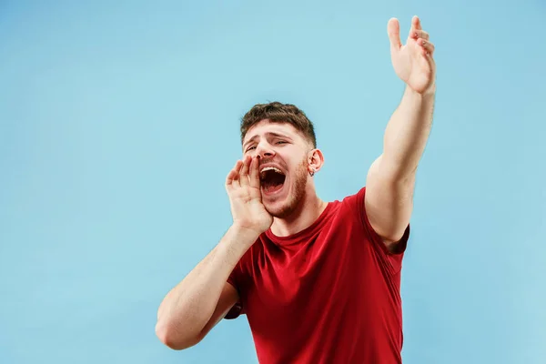 Isolato su rosa giovane uomo casual gridando in studio — Foto Stock