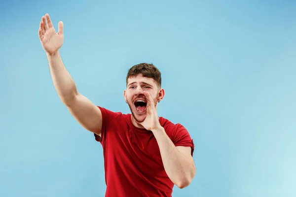 Geïsoleerd op roze casual jongeman schreeuwen in studio — Stockfoto