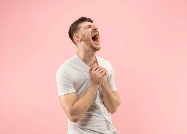 O homem de negócios feliz de pé e sorrindo contra fundo rosa . — Fotografia de Stock