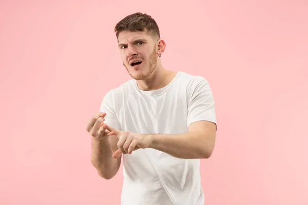 Hermoso retrato masculino de media longitud aislado en el fondo del estudio rosa. El joven emocional sorprendido hombre — Foto de Stock