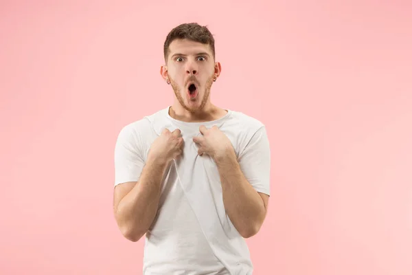 Hermoso retrato masculino de media longitud aislado en el fondo del estudio rosa. El joven emocional sorprendido hombre —  Fotos de Stock