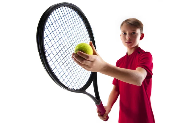 Jugador de tenis joven aislado en blanco — Foto de Stock